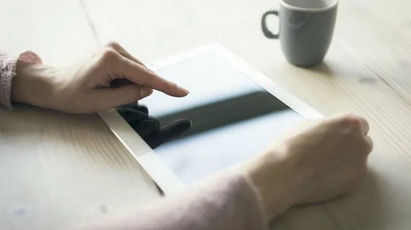 woman-hand-point-finger-ipad
