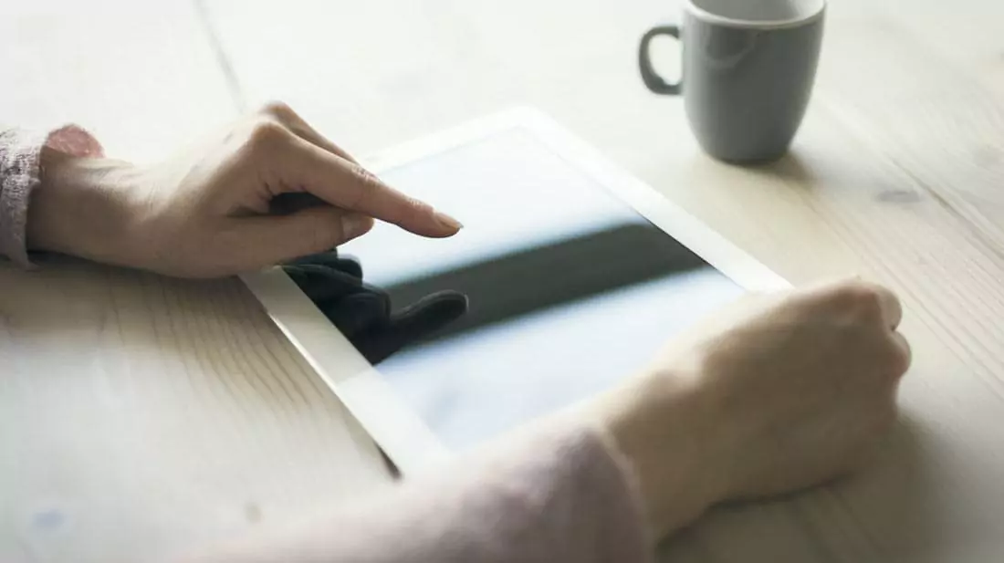 woman-hand-point-finger-ipad